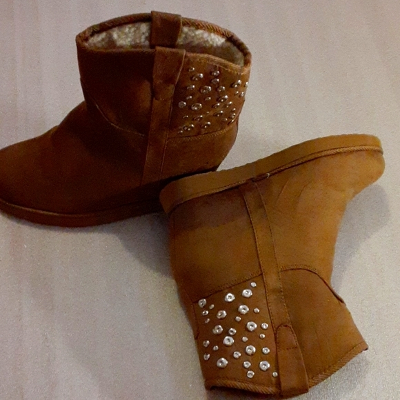 QUPID TAN ANKLE BOOTS WITH SILVER STUD IN SIZE 10 WITH FAUX FUR LINING - Picture 2 of 14